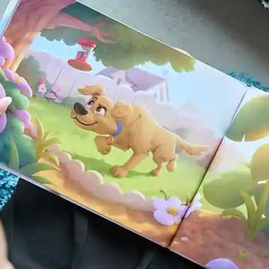 Szczęśliwi właściciele psów pozują ze swoimi pupilami i spersonalizowanymi książkami o psach.